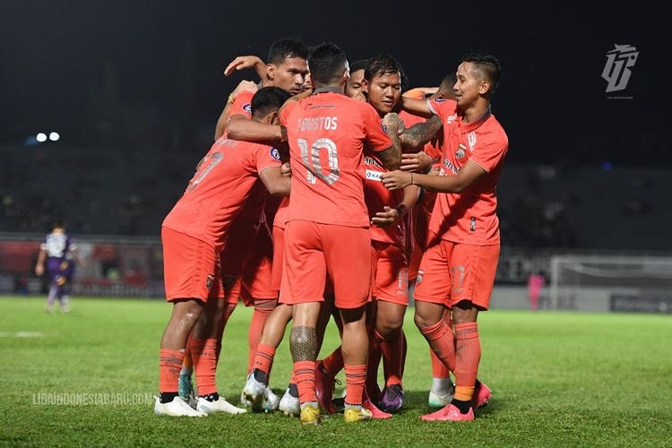 Pemain-pemain Borneo FC melakukan selebrasi usai mencetak gol ke gawang Persik Kediri dalam laga pekan ke-21 Liga 1 2022-2023. Partai Borneo FC vs Persik digelar di Stadion Segiri, Samarinda.