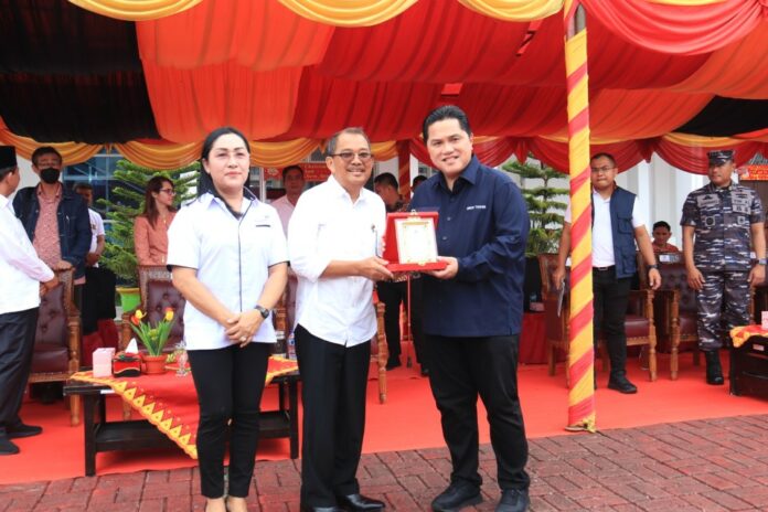 Menteri BUMN RI Erick Thohir foto bersama dengan Wali Kota Gunungsitoli Ir Lakhomizaro  di halaman Kantor Wali Kota Gunungsitoli.