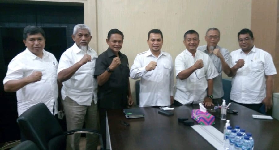 Kepala Dinas Kesehatan Sumut dr Alwi Mujahit Hasibuan MKes foto bersama dengan Tim BKBSU di ruang kerjanya.