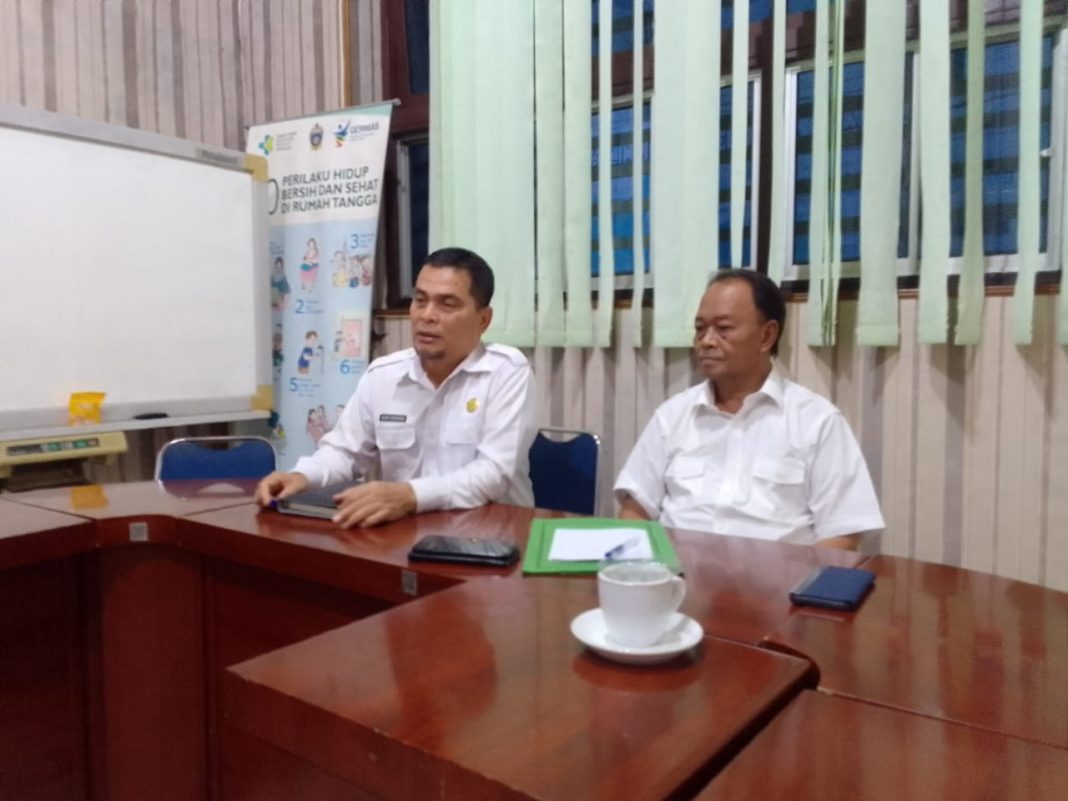 Kepala Dinas Kesehatan Sumut dr Alwi Mujahit Hasibuan MKes didampingi Sekretaris Dinas Kesehatan Sumut Teguh Supriyadi saat berdiskusi dengan Forwakes Sumut di Kantor Dinas Kesehatan Sumut.