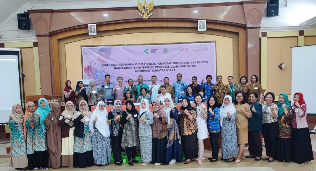 Kepala Dinas Kesehatan Provinsi Sumut dr H Alwi Mujahit Hasibuan MKes foto bersama dengan lainnya saat kegiatan orientasi pedoman AMPSR di Sumut.