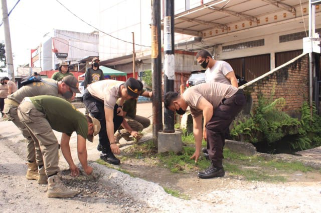 Satpol PP Kota Medan berkolaborasi dengan Polrestabes Medan dan Kodim 0201/Medan melakukan kegiatan gotong royong bersama membersihkan jalan-jalan protokol di Kota Medan dari sampah.