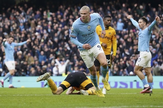 Striker Manchester City Erling Haaland merayakan gol pertamanya ke gawang Wolverhampton di Etihad Stadium.