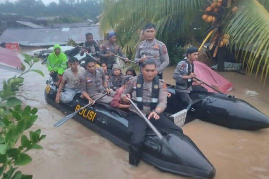 Personel gabungan TNI-Polri bersama Basarnas dan sejumlah instansi lainnya, melakukan evakuasi penanganan korban.