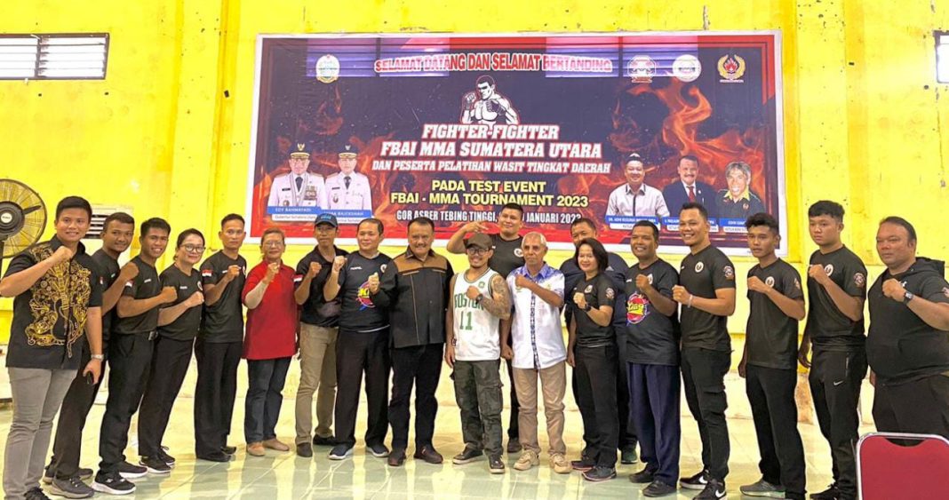 Ketua Pengprov FBAI Sumut, Ir Parlaungan Simangunsong ST IPM dan Pj Wali Kota Tebingtinggi yang diwakili Kadisporapar Syahdama Yanto foto bersama, pelatih dari sembilan kabupaten/kota pada acara test event FBAI MMA Turnament 2023, di GOR Asber Nasution di Jalan Gunung Leuser, Kelurahan Tanjung Marulak, Kecamatan Rambutan.