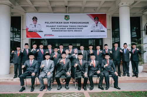 Wali Kota Medan Bobby Nasution foto bersama usai melantik pejabat Pimpinan Tinggi Pratama dan Administrasi di Pemko Medan di halaman tengah Balai Kota Medan.