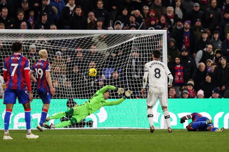 Gelandang Manchester United Bruno Fernandes (putih) mencetak gol pertama timnya pada Liga Inggris antara Crystal Palace melawan Man United di Selhurst Park di London.