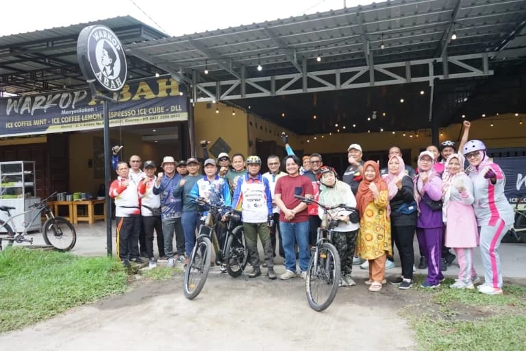 Bupati Asahan H Surya BSc foto bersama dengan OPD dan Ketua TP PKK Kabupaten Asahan beserta pengurus di sela-sela pelaksanaan gowes bersama.