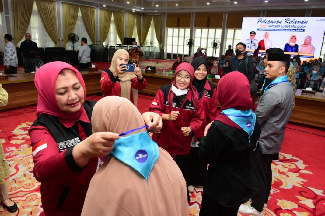 Ketua GPMB Provinsi Sumut Nawal Lubis melepas 306 relawan pejuang literasi untuk mengabdikan diri di berbagai daerah di Sumut di Halaman Aula Tengku Rizal Nurdin, Jalan Jenderal Sudirman, Nomor 41 Medan.