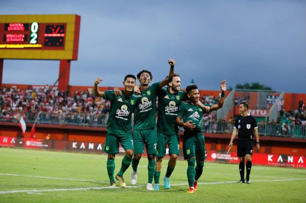 Persebaya Surabaya berhasil mengalahkan Madura United pada laga bertajuk Derby Suramadu dengan skor 2-0. Laga lanjutan Liga 1 2022-2023 ini berlangsung di Stadion Gelora Madura Ratu Pamelingan.