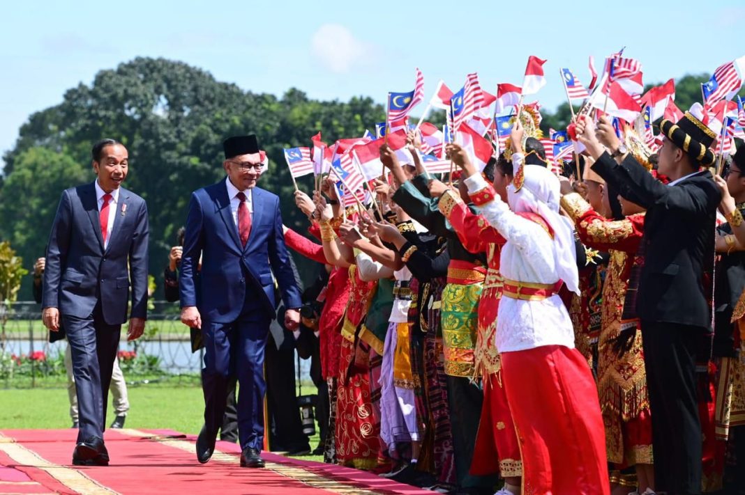 Presiden RI Joko Widodo menyambut secara langsung kunjungan resmi PM Malaysia, Dato’ Seri Anwar bin Ibrahim, di Istana Kepresidenan Bogor, Jawa Barat.