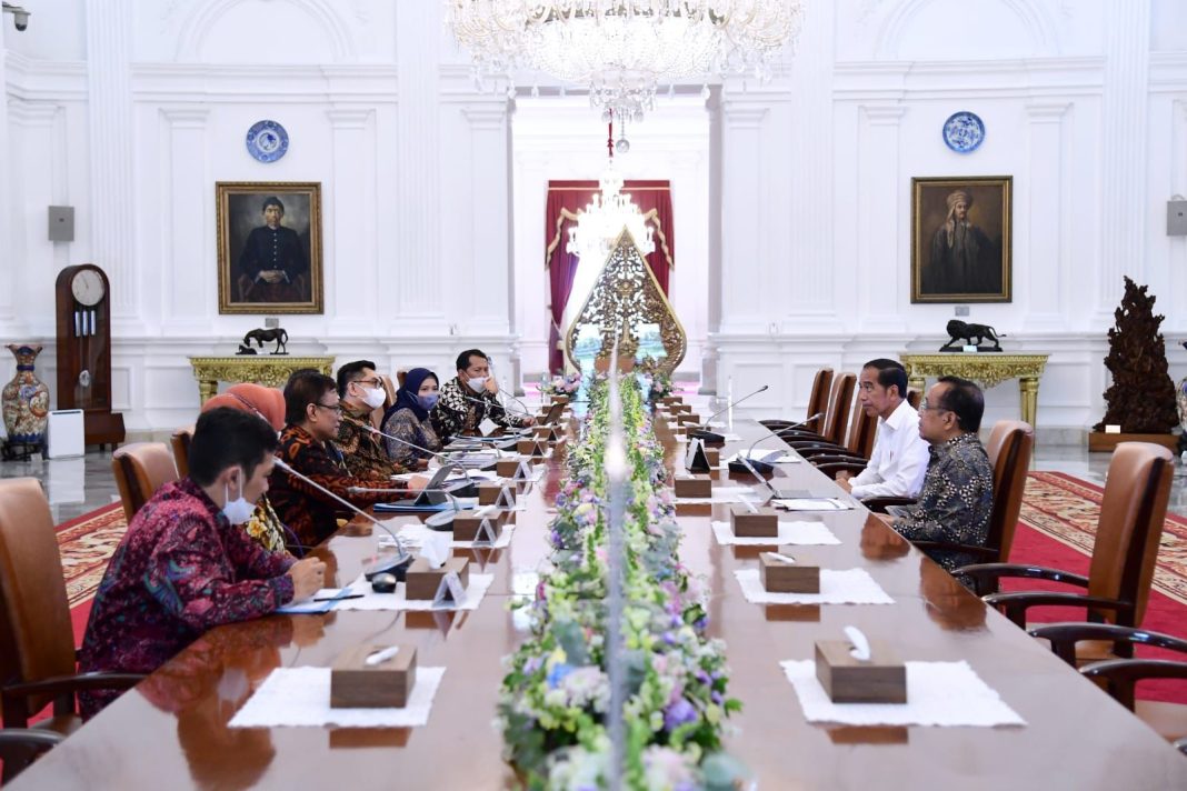 Menteri Investasi/Kepala Badan Koordinasi Penanaman Modal Bahlil Lahadalia didampingi lainnya bertemu dengan Presiden Jokowi di Istana Merdeka, Jakarta.