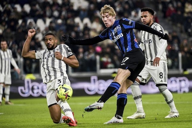 Bek tengah Juventus, Gleison Bremer mencoba menghadang tendangan penyerang Atalanta, Rasmus Hojlund pada pekan ke-19 Liga Italia 2022/2023.