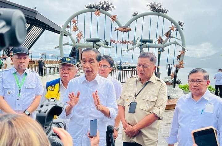 Presiden RI Joko Widodo meninjau kawasan wisata Bunaken, Kota Manado, Provinsi Sulawesi Utara.