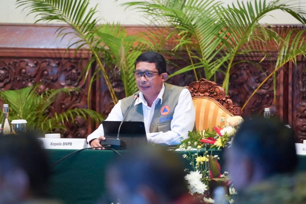 Kepala BNPB Letjen TNI Suharyanto saat memberikan paparan kepada peserta Rapat Koordinasi Penanggulangan Kebakaran Hutan dan Lahan Tahun 2023 di Kantor KLHK, Jakarta.