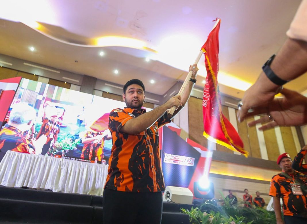 M Rahmaddian Shah mengibarkan pataka PP usai kembali terpilih menjadi Ketua MPC PP Kota Medan periode 2023-2027 dalam Muscab ke 17 di MICC Medan.