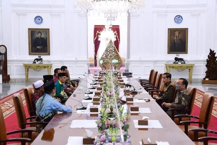 Presiden Republik Indonesia Joko Widodo beraudiensi dengan Panitia Muktamar Rabithah Melayu-Banjar di Istana Merdeka, Jakarta.