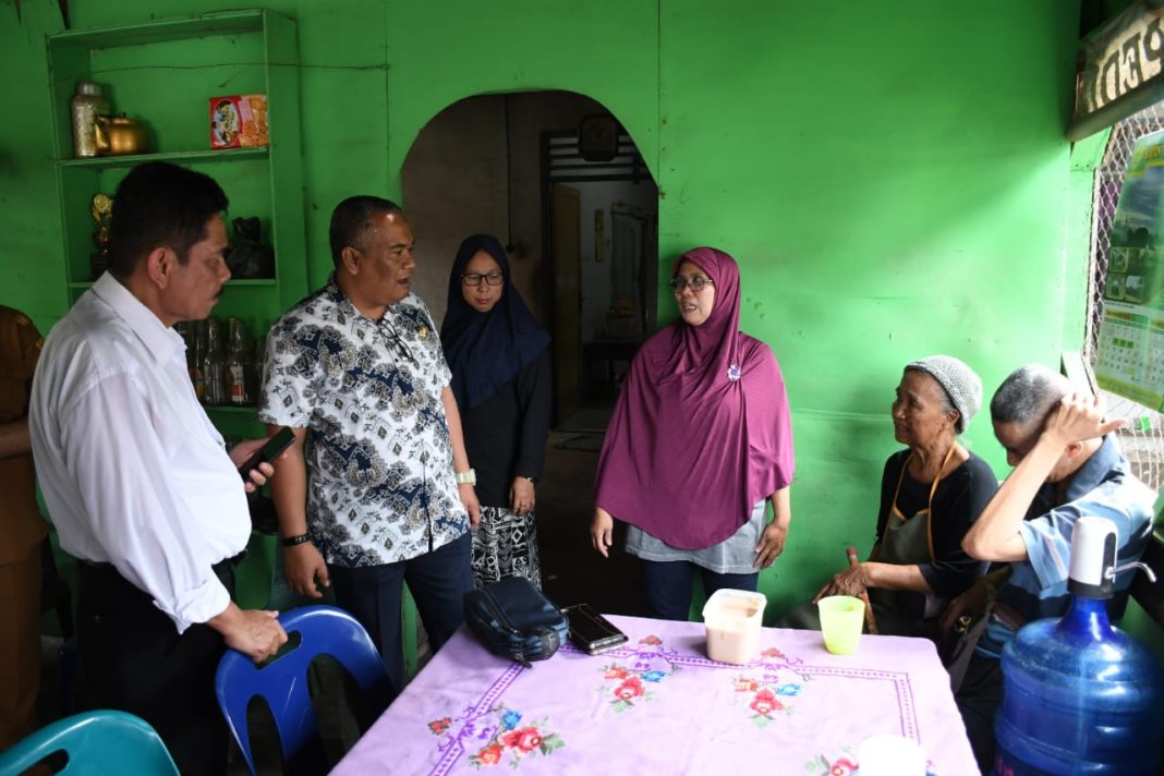 Pj Wali Kota Tebingtinggi Muhammad Dimiyathi SSos MTP saat mengunjungi Eko Susanto yang mengidap penyakit pengecilan selaput otak di kediamannya Jalan Deblod Sundoro, Lingkungan II, Kelurahan Bagelen, Kecamatan Padang Hilir.