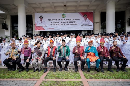 Wali Kota Medan Bobby Nasution foto bersama usai melantik pejabat eselon IV di lingkungan Pemko Medan di halaman tengah Balai Kota Medan.