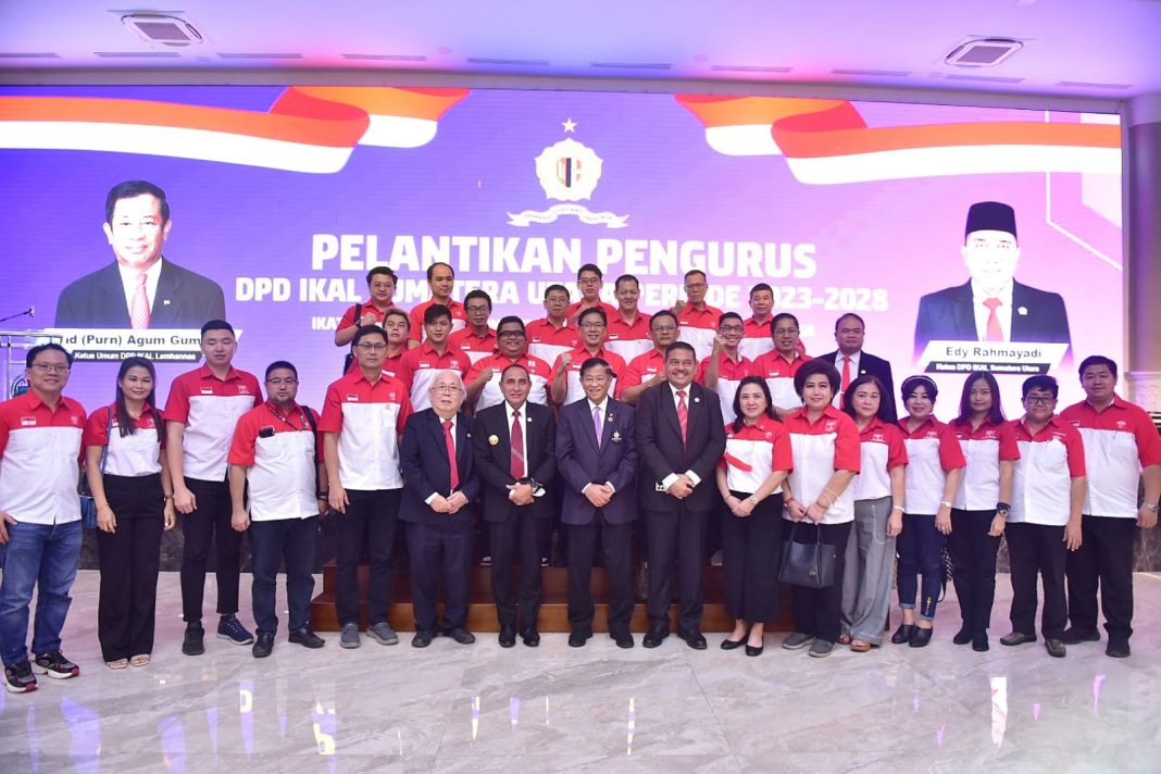 Parlindungan Purba foto bersama dengan Jenderal TNI (Purn) Agum Gumelar, Edy Rahmayadi dan masyarakat seusai pelantikan di kantor Gubernur Sumut, Medan.