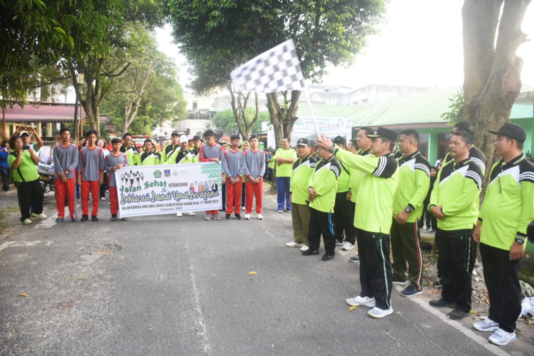 Pj Wali Kota Tebingtinggi Muhammad Dimiyathi SSos MTP melepas peserta jalan sehat kerukunan dan deklarasi damai umat beragama, di Jalan Pendidikan.