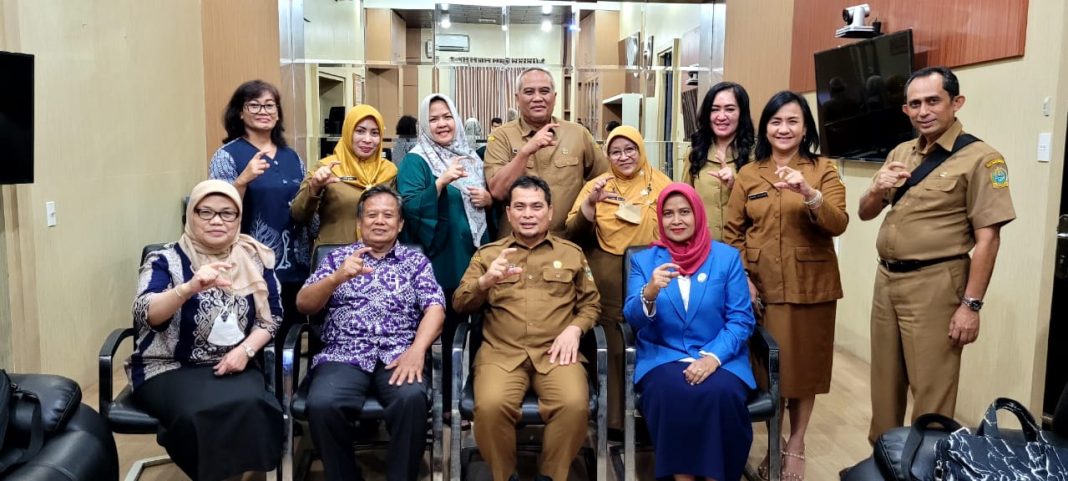 Kepala Dinas Kesehatan Sumut dr Alwi Mujahit Hasibuan MKes foto bersama usai menerima kunjungan LPA PKP Regional Sumut di ruang kerjanya.