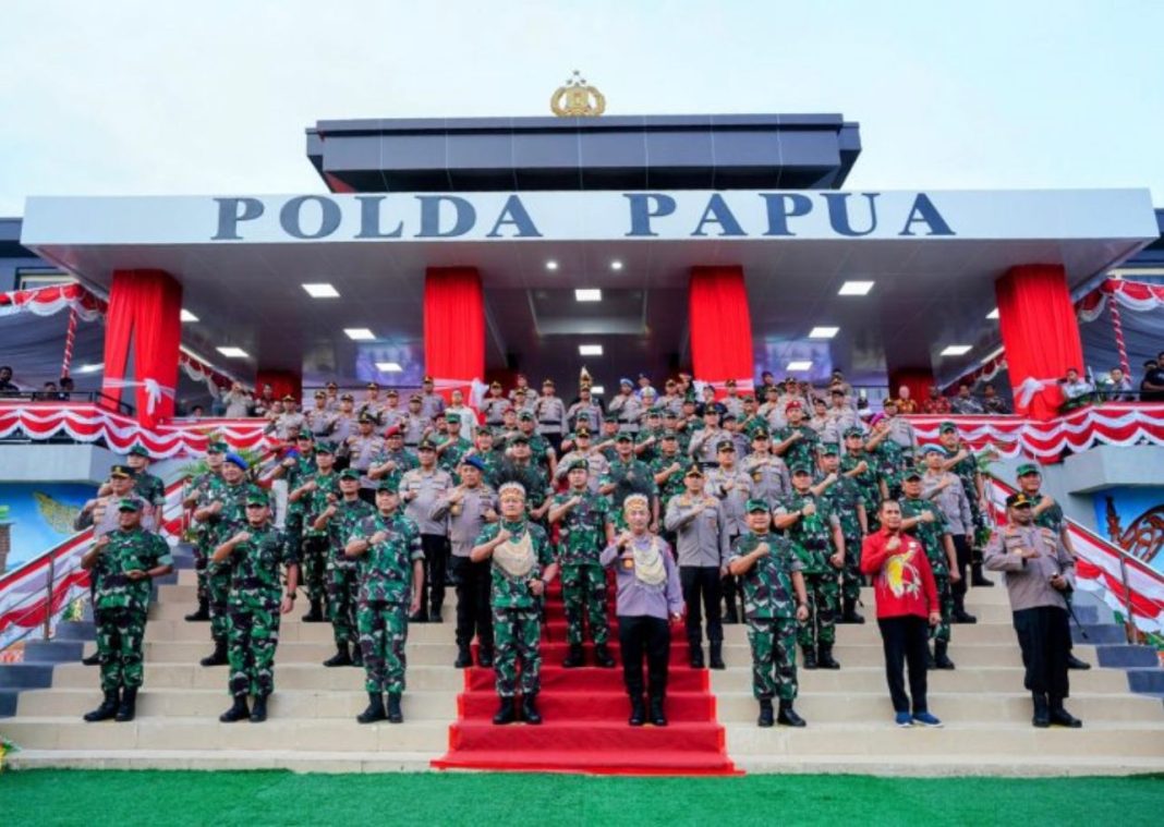 Kapolri Jenderal Polisi Listyo Sigit Prabowo bersama Panglima TNI Laksamana TNI Yudo Margono foto bersama dengan lainnya saat hadir secara langsung dalam peresmian Mako Polda Papua baru di Koya Tengah, Jayapura, Papua.