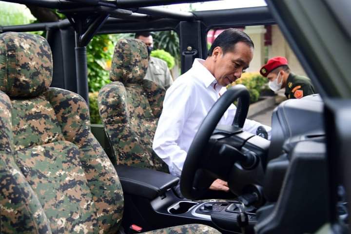 Presiden Republik Indonesia Joko Widodo mencoba kendaraan operasional satuan yang dijuluki “Maung” seusai memberikan arahan dalam Rapat Pimpinan Kementerian Pertahanan Tahun 2023, di Kantor Kementerian Pertahanan, Jakarta.