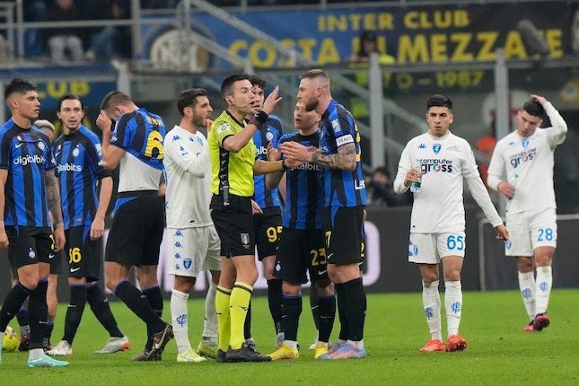 Momen Milan Skriniar mendapat kartu kuning kedua dalam laga Serie A 2022/2023 Inter Milan vs Empoli.