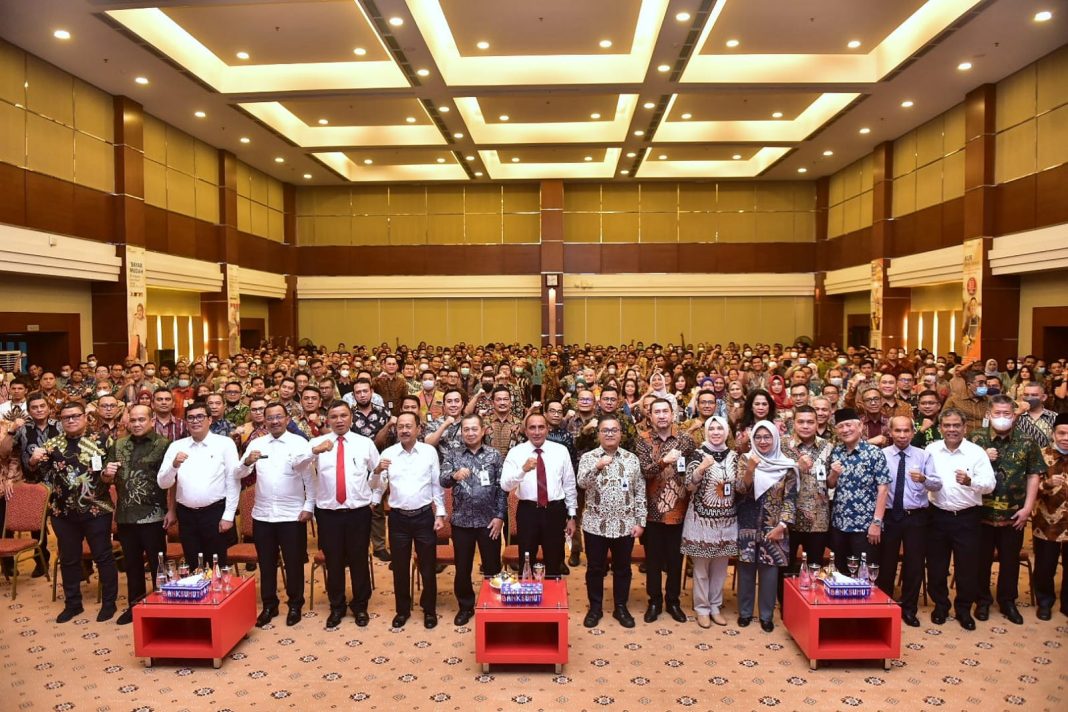 Gubernur Sumut Edy Rahmayadi memberikan motivasi kepada seluruh karyawan Bank Sumut di Aula Bank Sumut, Jalan Imam Bonjol, Nomor 18 Medan.