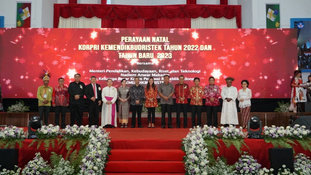 Perayaan Nataru Korpri Kemendikbudristek berlangsung khidmat di Aula Walanda Maramis, Universitas Negeri Manado.