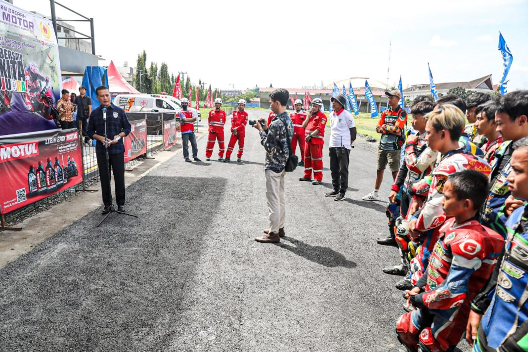 Wakil Gubernur Sumut Musa Rajekshah membuka Kejuaraan Daerah-Balap Motor IMI Sumut 2023 yang digelar di Sirkuit Multifungsi Dispora Sumut, Jalan Williem Iskandar/Jalan Pancing Deliserdang.