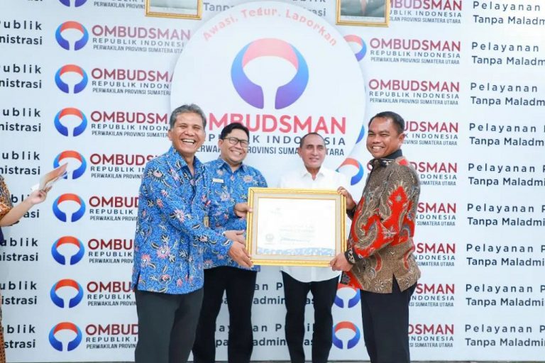 Bupati Sergai H Darma Wijaya menerima penghargaan zona hijau, kategori A dengan opini kualitas tertinggi atas predikat standar kepatuhan pelayanan publik dari Ombudsman RI Perwakilan Sumut, di Kantor Ombudsman perwakilan Sumut, Medan.