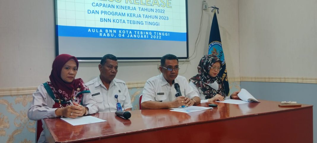 Kepala BNNK Tebingtinggi AKBP Alexander S Soeki SSos MH saat menyampaikan pencapaian BNNK tahun 2022 dalam press release, di Aula BNNK Tebingtinggi, Jalan HM Yamin.