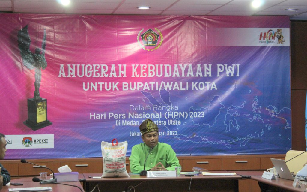 Bupati Sergai H Darma Wijaya memaparkan program Gerakan Cetak Sawah Mandiri di hadapan para dewan juri dalam ajang Anugerah Kebudayaan PWI, yang digelar di Kantor Dewan Pers, Kebon Sirih, Jakarta.