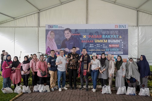 Wali Kota Medan Bobby Nasution foto bersama dengan yang lainnya saat hadir dalam Pasar Rakyat dan Bazar BUMN di Lapangan Benteng Medan.