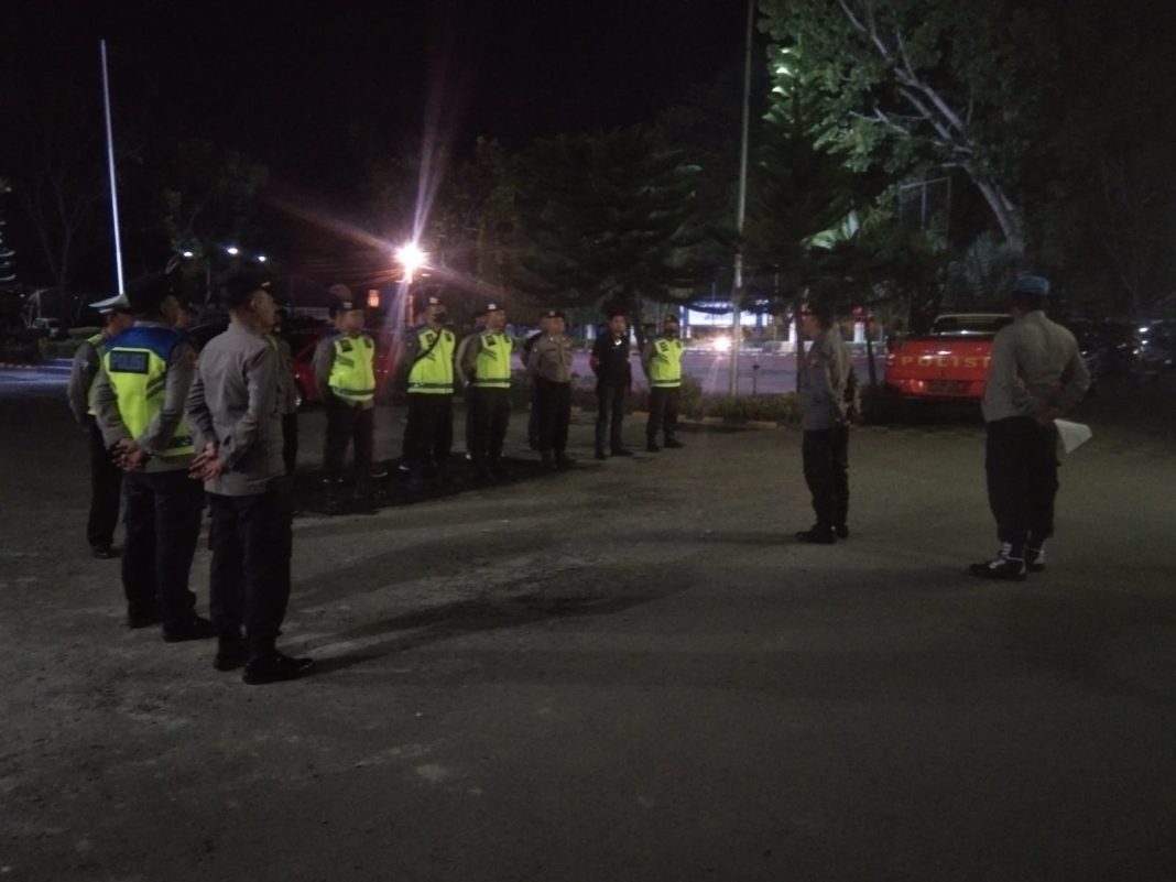 Personel Polres Langkat menggelar apel di Lapangan Jananuraga sebelum melaksanakan patroli malam.