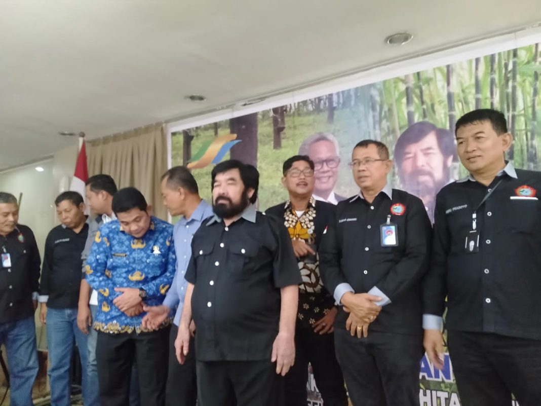 Ketua Umum DPN FKPPN Drs HN Serta Ginting foto bersama dengan pengurus DPW FKPPN Sumut pada acara syukuran Tahun Baru 2023, dirangkaikan dengan pelantikan 5 DPD FKPPN kabupaten/kota di Hotel Saka Medan.
