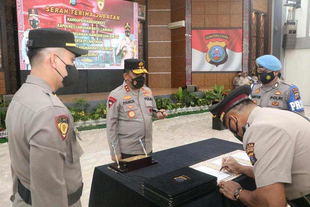 Kapolda Sumut Irjen Pol RZ Panca Putra Simanjuntak memimpin pelantikan serah terima jabatan PJU dan sejumlah kapolres di Aula Tribrata Mapolda Sumut.