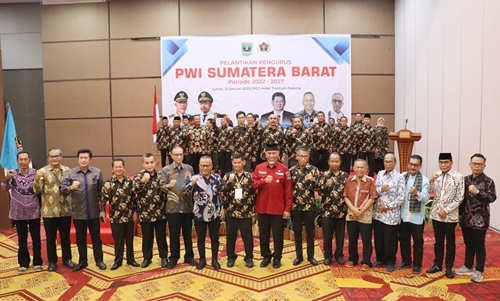 Ketua PWI Pusat Atal Depari foto bersama dengan pengurus PWI Sumbar yang dilantik.