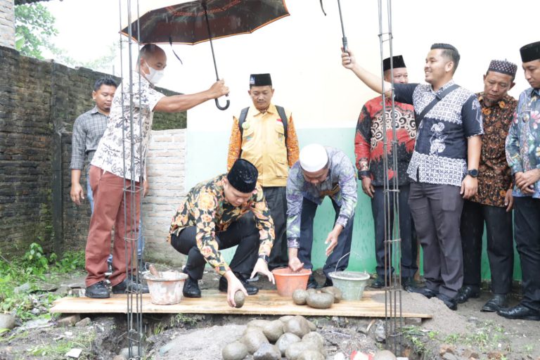 Bupati Sergai H Darma Wijaya didampingi Wakil Bupati Sergai H Adlin Umar Yusri Tambunan ST MSP meletakkan batu pertama pembangunan Musala Fathul Ilmi, di SDN 106855 Kampung Jati, Kecamatan Sei Bamban.