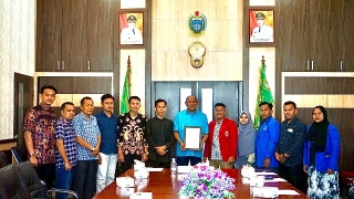 Plt Bupati Langkat H Syah Afandin SH foto bersama usai melakukan pertemuan dengan Cipayung Plus di Kantor Bupati Langkat, Stabat.