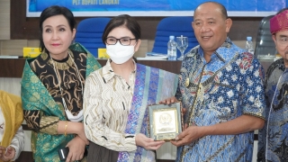 Plt Bupati Langkat H Syah Afandin SH foto bersama saat menerima kunjungan kerja spesifik Komisi IX DPR RI di Ruang Pola Kantor Bupati.