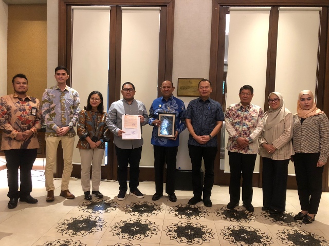 Plt Bupati Langkat H Syah Afandin SH foto bersama dengan lainnya usai melakukan pertemuan dengan Senior Vice Presiden Aset Manajemen Pertamina Pusat Yanuar Budi Hartanto, di Jakarta