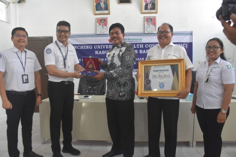 Penghargaan UHC diserahkan Kepala BPJS Gunungsitoli Mahyudin kepada Bupati Nias Barat Khenoki Waruwu di Ruang Rapat Aekhula Kantor Bupati Nias Barat.