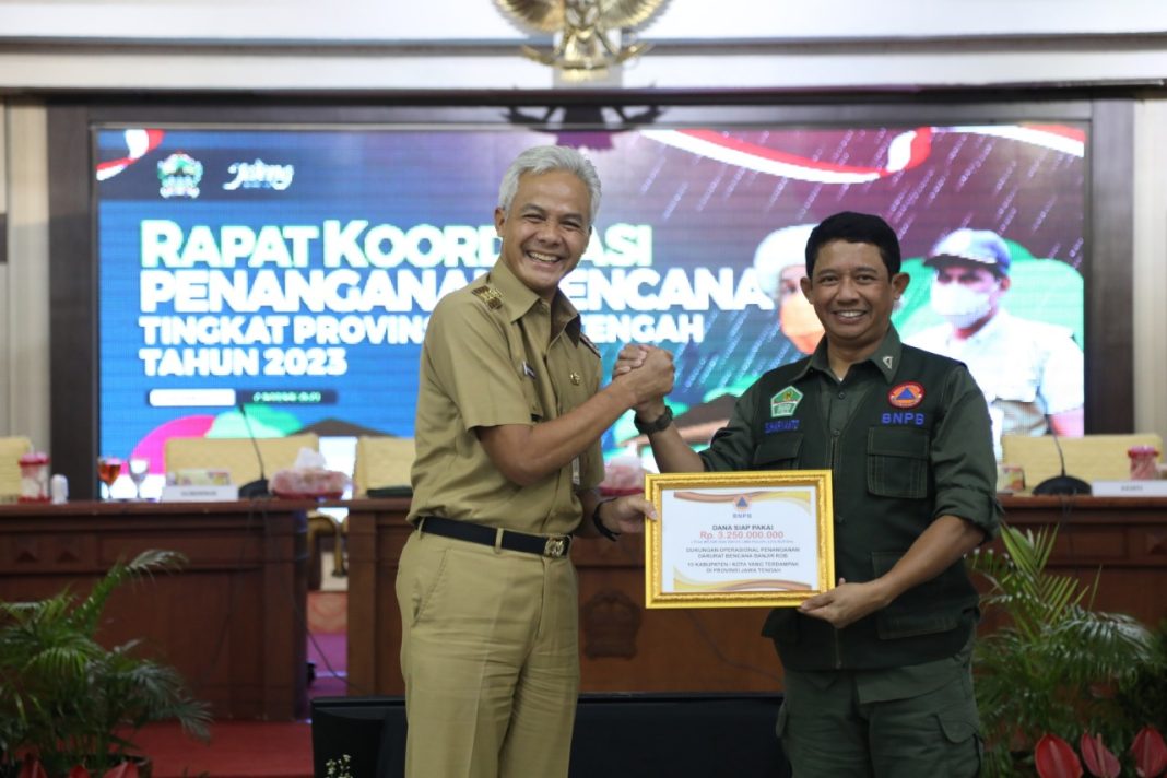 Kepala BNPB Letjen TNI Suharyanto memberikan bantuan DSP kepada Gubernur Jawa Tengah Ganjar Pranowo.