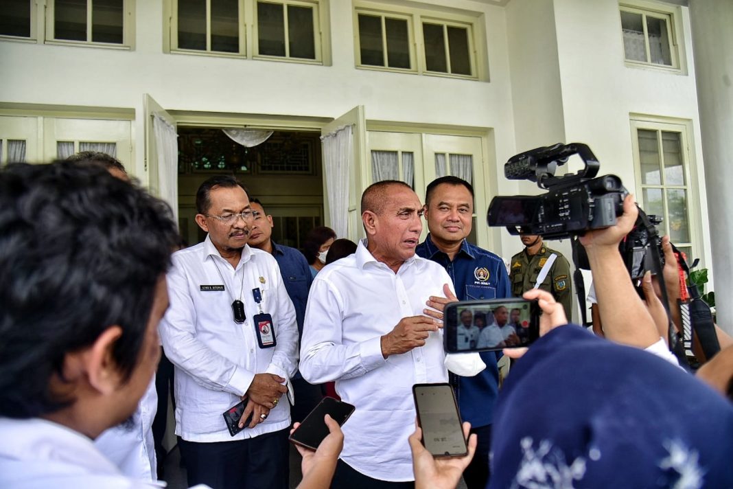 Gubernur Sumut Edy Rahmayadi didampingi Ketua PWI Sumut H Farianda Putra Sinik SE dan lainnya diwawancarai usai melepas ratusan becak bermotor dalam rangka sosialisasi HPN Tahun 2023 di halaman depan Rumah Jabatan Gubernur Sumut, Jalan Sudirman Medan.