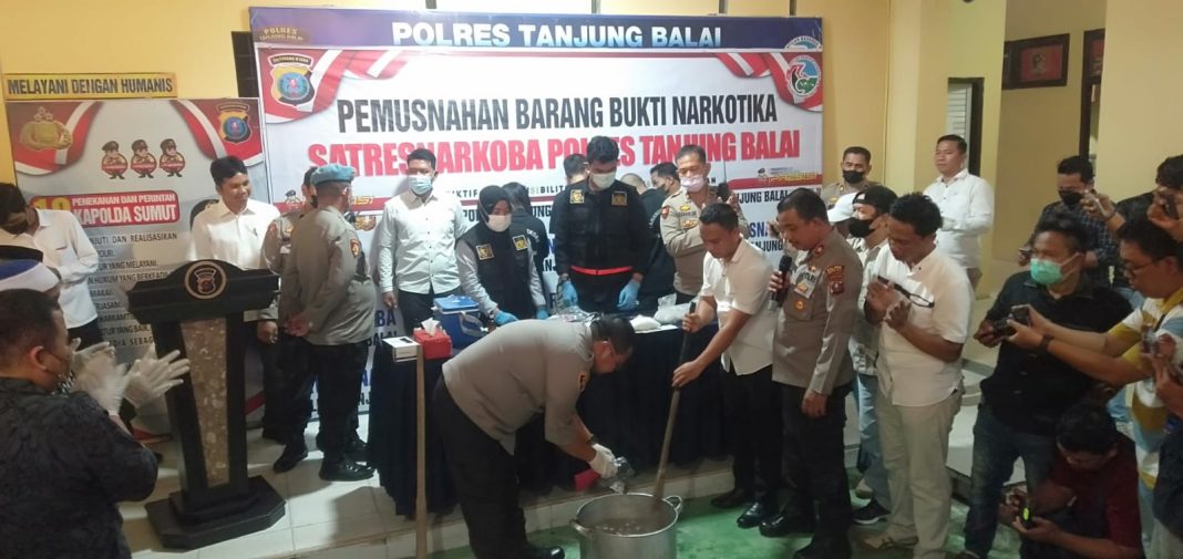 Kapolres Tanjungbalai AKBP Ahmad Yusuf Afandi SIK didampingi jajarannya, saat melakukan pemusnahan barang bukti 3,7 Kg narkotika jenis sabu pada acara konferensi pers di Aula Satres Narkoba Polres Tanjungbalai.