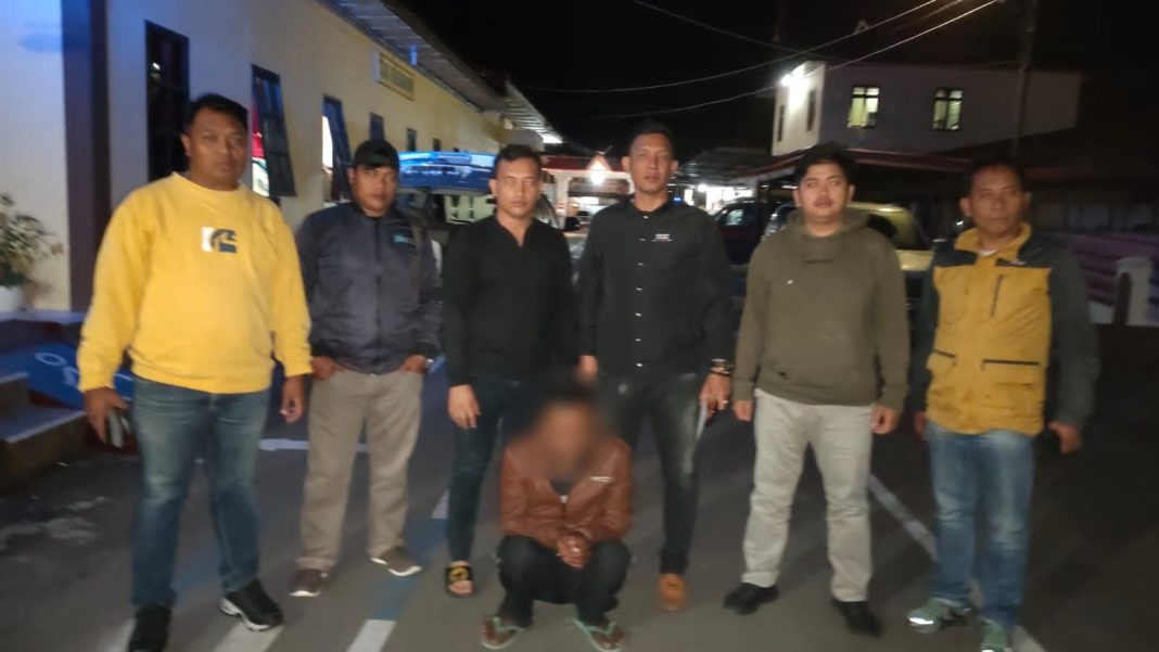 Tersangka YS setelah ditangkap polisi dari Kabupaten Dairi dan diboyong ke Mapolsek Pangkalan Susu.