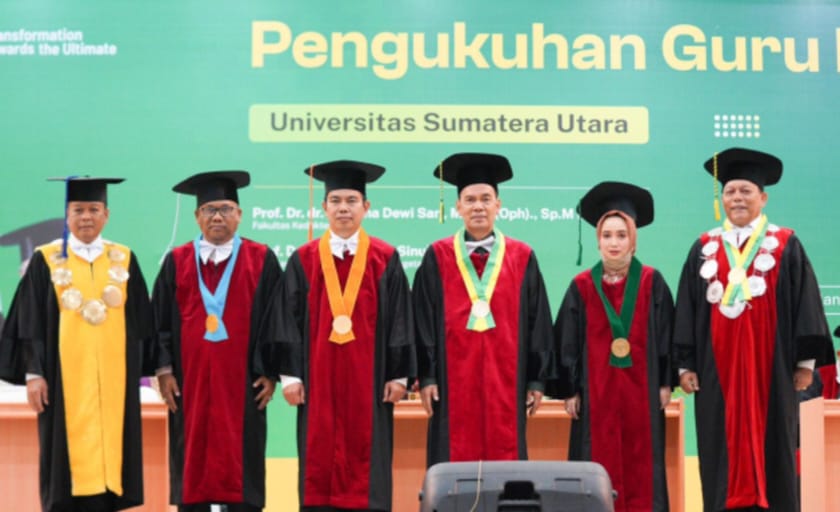 Empat Guru Besar yang dikukuhkan foto bersama Rektor USU Dr Muryanto Amin.